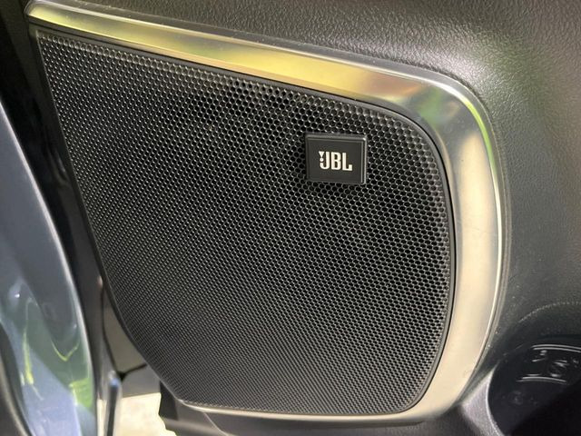 �yJBL�T�E���h�V�X�e���z���[�J�[�I�v�V�����̍��i�ʃT�E���h�V�X�e���𓋍ځB��p�̃`���[�j���O���{���ꂽ�召�l�X�ȃX�s�[�J�[����ǎ��ȃT�E���h���t�ł��A�Տꊴ���ӂ�鉹����Ԃ����o���܂��B