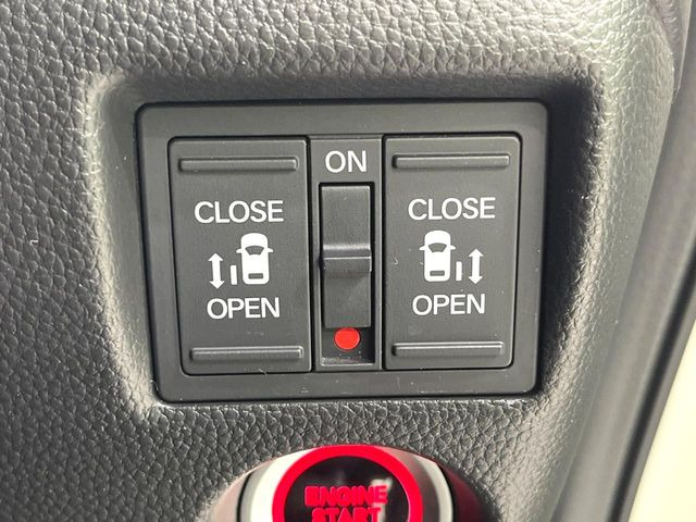 【両側パワースライドドア】スマートキーや運転席のスイッチで後席両側スライドドアの開閉が可能♪電動だから力を入れてドアを開ける必要が無く、小さなお子様でも簡単に開け閉めでき快適です♪