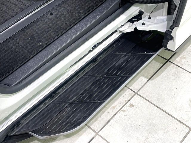 メーカーオプションの【ユニバーサルステップ】を装備。スライドドアと連動したステップにより、小さなお子様の乗り降りがし易くなります♪