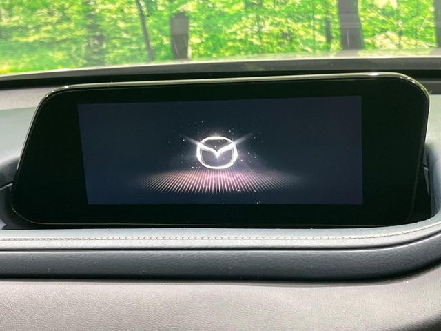 【8.8インチマツダコネクト】車内の雰囲気にマッチした大型のディスプレイ。スマホ接続でのナビ使用やBluetooth再生等、様々な機能が楽しめます。直感的なダイヤル操作が可能で、使い勝手も良好です。