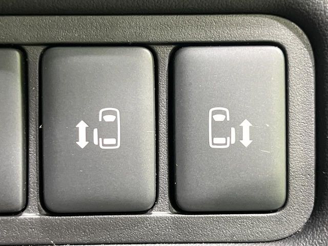 【両側パワースライドドア】スマートキーや運転席のスイッチで後席両側スライドドアの開閉が可能♪電動だから力を入れてドアを開ける必要が無く、小さなお子様でも簡単に開け閉めでき快適です♪