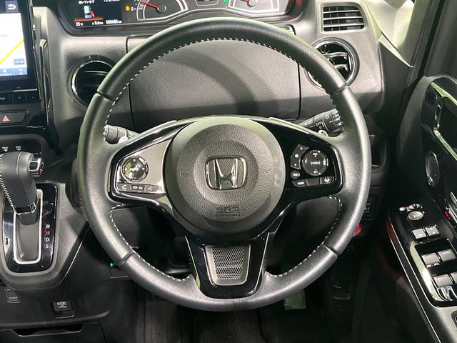 【純正革巻きステアリング】上質な革を使用することで、手にしっかり馴染みとても運転しやすいハンドルです♪