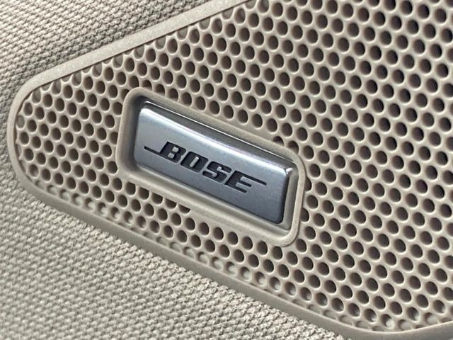 【BOSEサウンドシステム】メーカーオプションの高品位サウンドシステムを搭載。専用のチューニングが施された大小様々なスピーカーから良質なサウンドが奏でられ、臨場感あふれる音響空間を演出します。