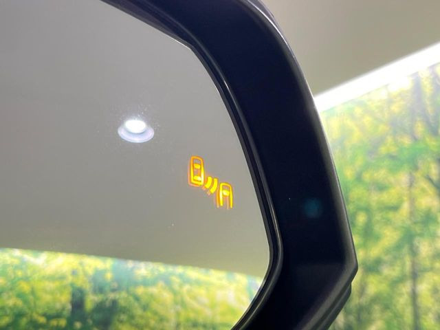 【ブラインドスポットモニター】走行中、ドアミラーの死角になりやすい箇所に後続車が接近するとサイドミラーのレンズに警告を表示!ドライバーに注意喚起をしてくれます。
