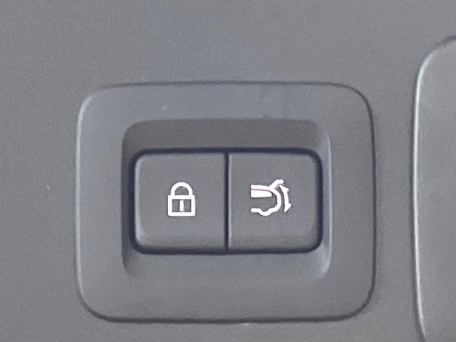 【パワーバックドア】スマートキーや運転席のボタンを押すだけでリアゲートが自動で開閉します!荷物を持っている時や、高い位置にあるバックドアを閉める際に便利な機能です♪