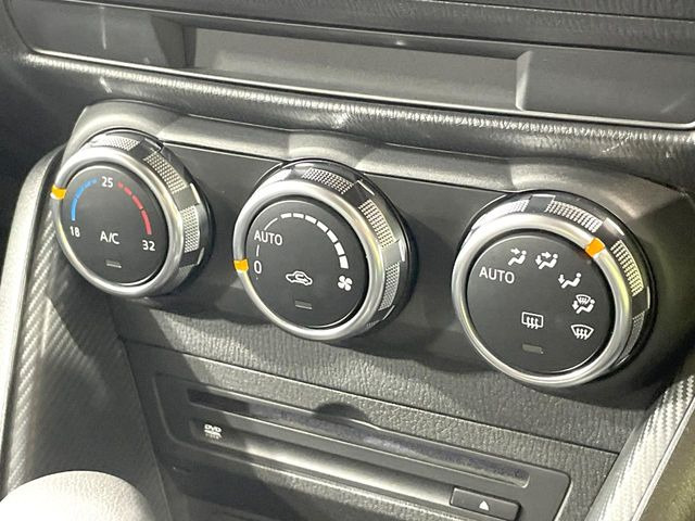 【オートエアコン】一度お好みの温度に設定すれば、車内の温度を検知し風量や温度を自動で調整。暑い&hellip;寒い&hellip;と何度もスイッチ操作をする必要はありません。快適な車内空間には必須の機能ですね♪