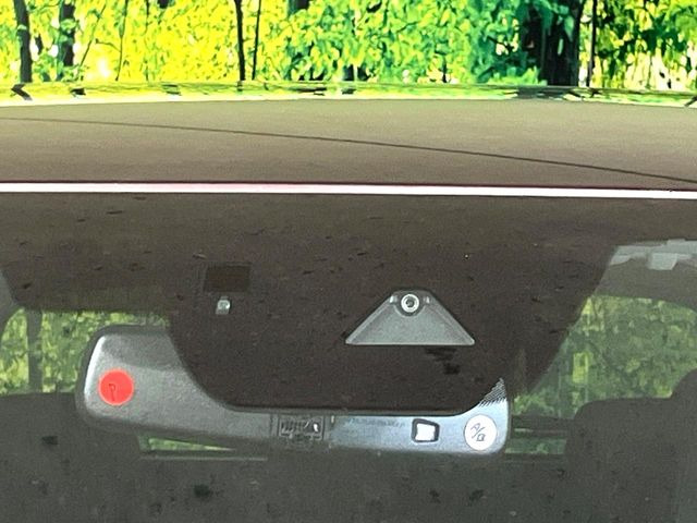 【i-ACTIVESENSE】走行中に前方の車両等を認識し、衝突しそうな時は警報とブレーキで衝突回避と被害軽減をアシスト。より安全にドライブをお楽しみいただけます。