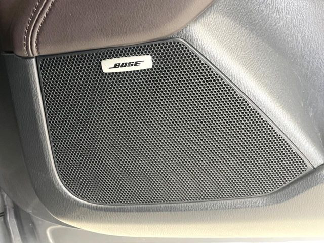 【BOSEサウンドシステム】メーカーオプションの高品位サウンドシステムを搭載。専用のチューニングが施された大小様々なスピーカーから良質なサウンドが奏でられ、臨場感あふれる音響空間を演出します。