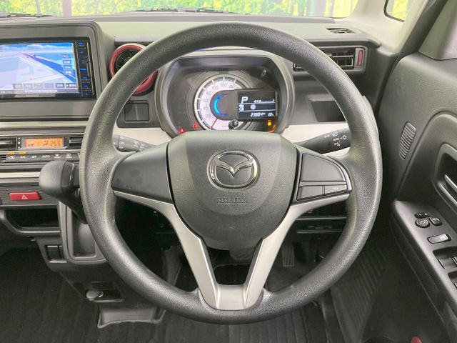 インテリアに合わせたデザインのステアリングは、運転される方のことも考え、運転しやすい形状、大きさです。是非一度、実際に触ってお確かめください。