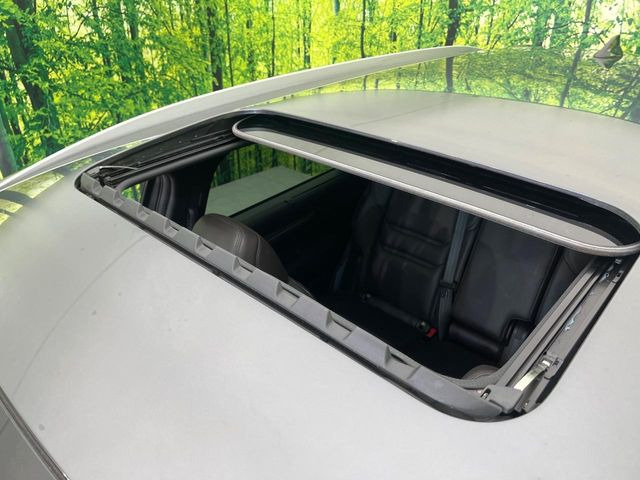 【サンルーフ】開放感たっぷりの希少装備、サンルーフが装着されています!車内に明かりを取り入れたり景色を楽しむ以外にも、車内の空気も簡単に換気できて快適です!