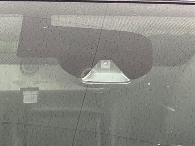 【エマージェンシーブレーキ】走行中に前方の車両等を認識し、衝突しそうな時は警報とブレーキで衝突回避と被害軽減をアシスト。より安全にドライブをお楽しみいただけます。