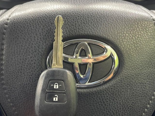 【キーレス】少し離れた場所からでもボタン一つでドアの開錠・施錠ができるのでとっても便利!ドアの鍵穴周りに傷をつけることもありません♪