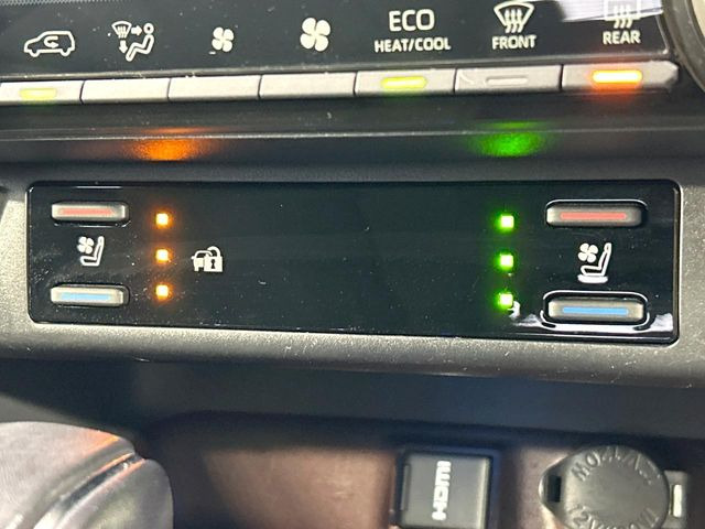 【シートヒーター&ベンチレーション】夏場は涼しい風でお尻や背中の熱やムレを防ぎ、冬はエアコンよりも早く温まってポカポカに!季節を問わず快適に過ごせます。