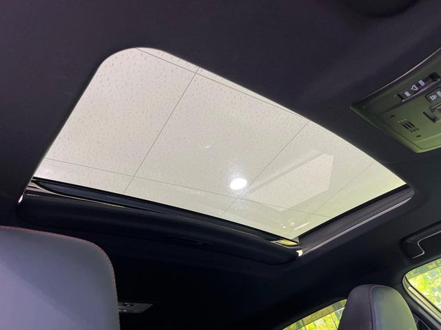 【パノラマルーフ】大型のガラスルーフ搭載で車内の解放感が一気にアップ!開放的なドライブをお楽しみいただけます。