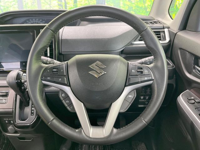 インテリアに合わせたデザインのステアリングは、運転される方のことも考え、運転しやすい形状、大きさです。是非一度、実際に触ってお確かめください。