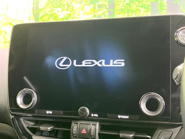 【メーカー純正ナビ】インテリアに溶け込むスタイリッシュな「専用設計」メーカーナビを装備♪視認性や操作性など基本性能にも優れ、より上質なカーライフをお楽しみいただけます。