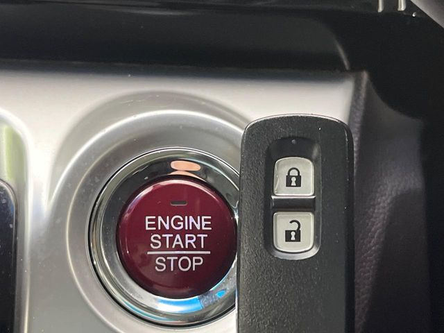 �yHonda�X�}�[�g�L�[�z�J�o����|�P�b�g�ɓ��ꂽ�܂܂ł��h�A�̎{���E�������\�ȃX�}�[�g�L�[�𑕔��B�G���W���̃I���E�I�t�����J�M�����o���K�v����������Ƃ��Ă��֗��ł���
