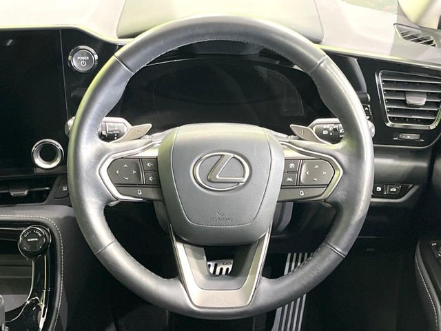インテリアに合わせたデザインのステアリングは、運転される方のことも考え、運転しやすい形状、大きさです。是非一度、実際に触ってお確かめください。