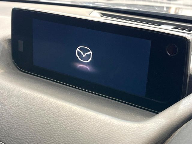 【8.8インチマツダコネクト】車内の雰囲気にマッチした大型のディスプレイ。スマホ接続でのナビ使用やBluetooth再生等、様々な機能が楽しめます。直感的なダイヤル操作が可能で、使い勝手も良好です。