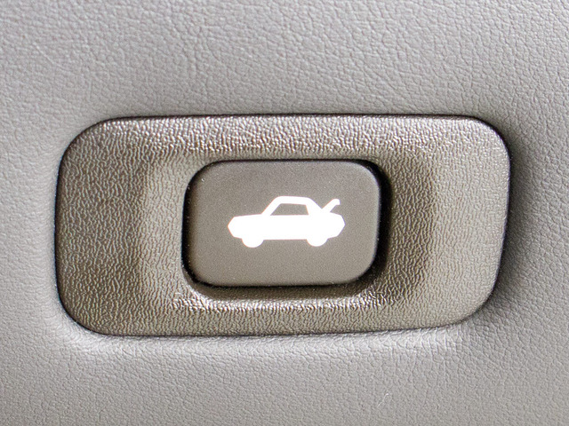 ボタン一つでトランクオープンが可能!車内から操作できる為、非常に便利な装備の一つとなります!
