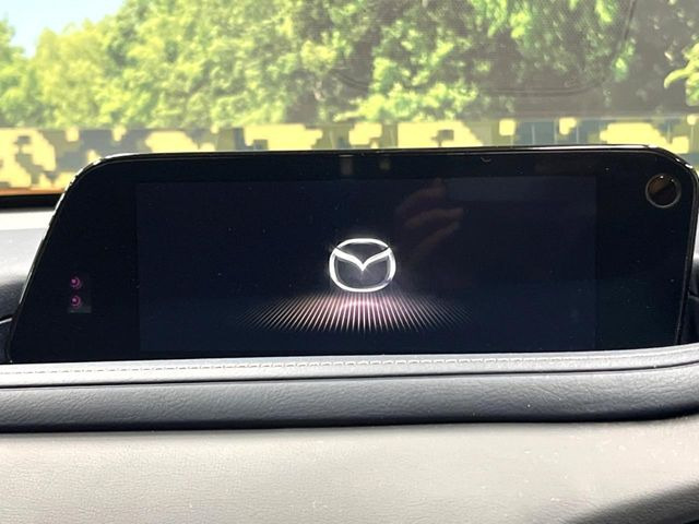 【8.8インチマツダコネクト】車内の雰囲気にマッチした大型のディスプレイ。スマホ接続でのナビ使用やBluetooth再生等、様々な機能が楽しめます。直感的なダイヤル操作が可能で、使い勝手も良好です。