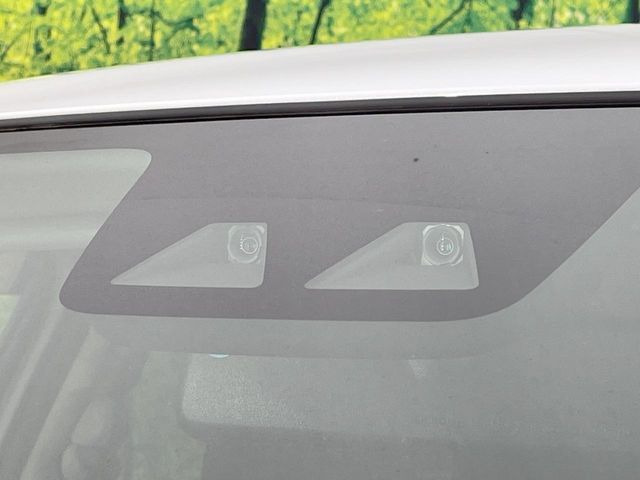 【スマートアシスト】走行中に前方の車両等を認識し、衝突しそうな時は警報とブレーキで衝突回避と被害軽減をアシスト。より安全にドライブをお楽しみいただけます。