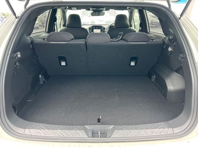 積み下ろしのしやすいデッキにはたっぷりと荷物を積み込んでいただけます。遊びから仕事まで、様々なシーンで頼れます♪