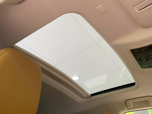 【パノラマルーフ】大型のガラスルーフ搭載で車内の解放感が一気にアップ!開放的なドライブをお楽しみいただけます。