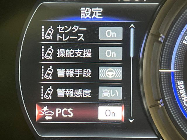 【プリクラッシュセーフティ】前方の車両等を検知し、衝突しそうな時は警報で注意を促し、ブレーキを踏む力をサポート。ブレーキを踏めなかった場合は衝突被害軽減ブレーキが作動、衝突回避をサポートします。