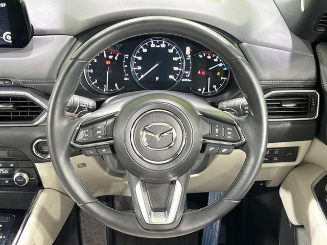 インテリアに合わせたデザインのステアリングは、運転される方のことも考え、運転しやすい形状、大きさです。是非一度、実際に触ってお確かめください。