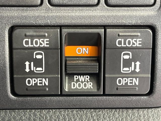 【両側パワースライドドア】スマートキーや運転席のスイッチで後席両側スライドドアの開閉が可能♪電動だから力を入れてドアを開ける必要が無く、小さなお子様でも簡単に開け閉めでき快適です♪
