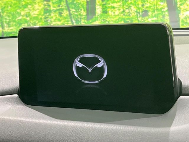 【8インチマツダコネクト】車内の雰囲気にマッチした大型のディスプレイ。スマホ接続でのナビ使用やBluetooth再生等、様々な機能が楽しめます。直感的なダイヤル操作が可能で、使い勝手も良好です。