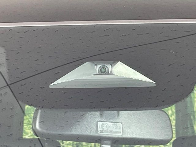 【ホンダセンシング】走行中に前方の車両等を認識し、衝突しそうな時は警報とブレーキで衝突回避と被害軽減をアシスト。より安全にドライブをお楽しみいただけます。