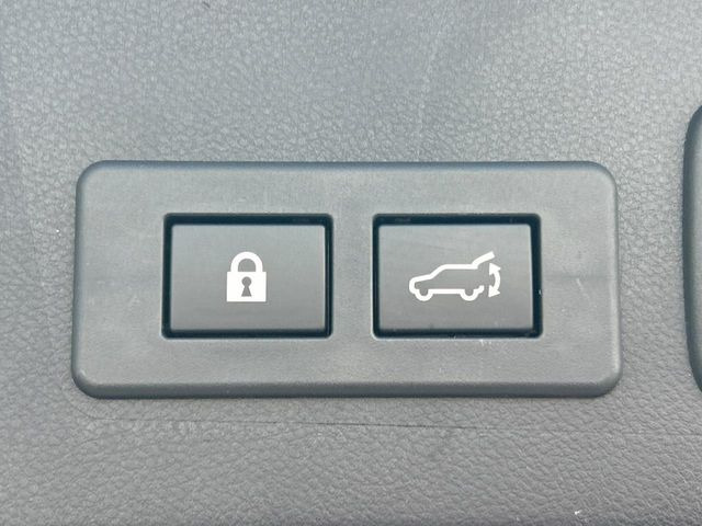 【パワーバックドア】スマートキーや運転席のボタンを押すだけでリアゲートが自動で開閉します!荷物を持っている時や、高い位置にあるバックドアを閉める際に便利な機能です♪