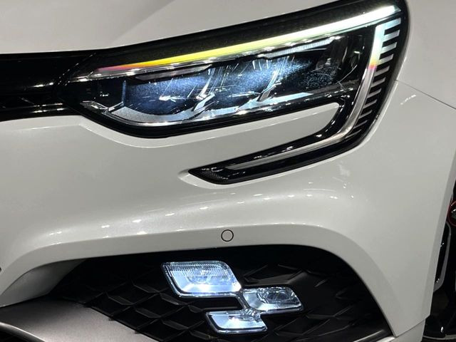 ●LEDヘッドライト:夜間走行時も良好な視界を確保し安心して運転できる高輝度LEDヘッドライトを装備!点灯速度が早く、消費電力も抑えられています。