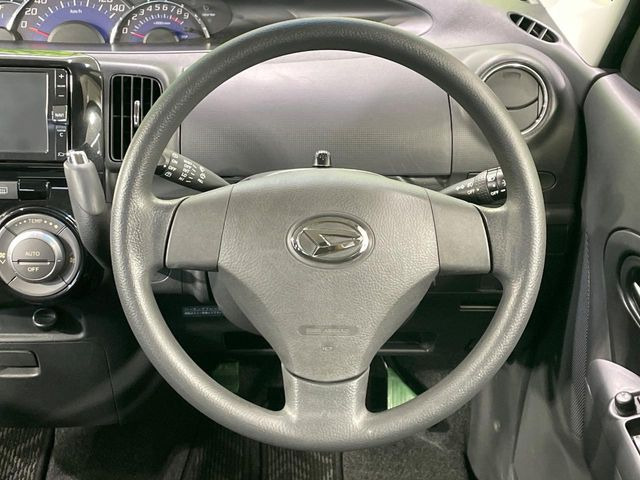�C���e���A�ɍ��킹���f�U�C���̃X�e�A�����O�́A�^�]�������̂��Ƃ��l���A�^�]���₷���`��A�傫���ł��B�����x�A���ۂɐG���Ă��m���߂��������B