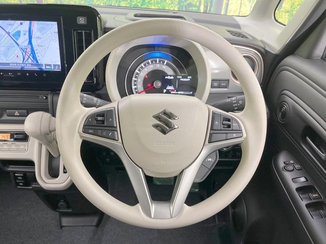 �C���e���A�ɍ��킹���f�U�C���̃X�e�A�����O�́A�^�]�������̂��Ƃ��l���A�^�]���₷���`��A�傫���ł��B�����x�A���ۂɐG���Ă��m���߂��������B
