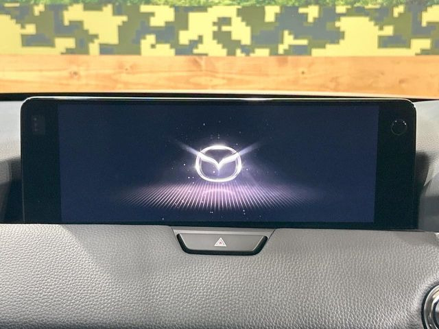 【12.3インチマツダコネクト】車内の雰囲気にマッチした大型ディスプレイ。スマホ接続でのナビ使用やBluetooth再生等、様々な機能が楽しめます。直感的なダイヤル操作が可能で、使い勝手も良好です。