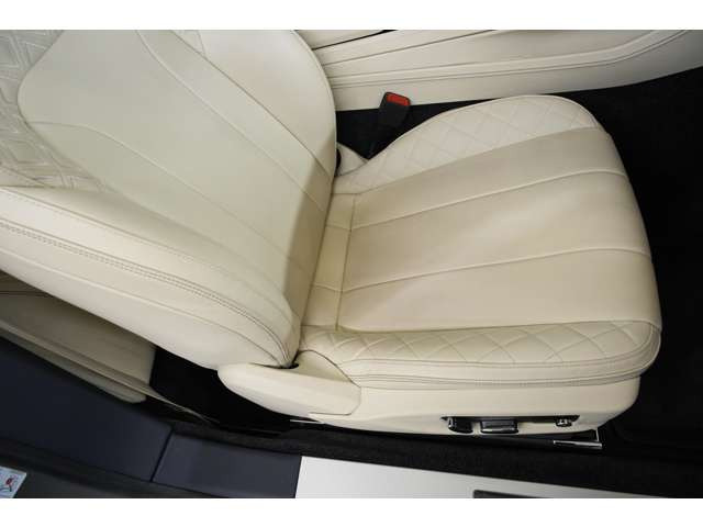 �㎿�ȃz���C�g���U�[�Ŏd���Ă�ꂽ���ʊ��̂���C���e���A�B�ו��܂ł�����蔲���ꂽ�A�x���g���[�Ȃ�ł̗͂D��Ȏ�����Ԃ������\���������B�ЂƖڂŃx���g���[�ƕ����铰�X����t�����g�}�X�N�B