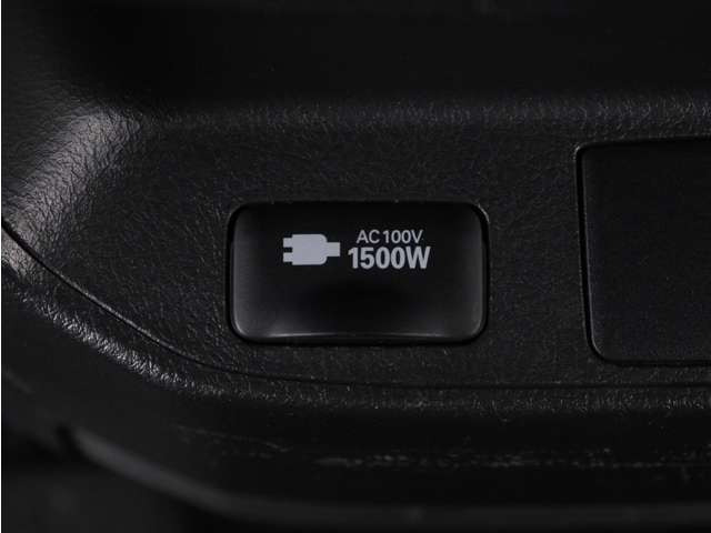 【アクセサリーコンセント】AC100V電源のコンセントにより、車内で家電を使えたり、車内泊でのキャンプを楽しめたり、停電になった際のスマホの充電などで非常電源になったりと、便利な装備になります!