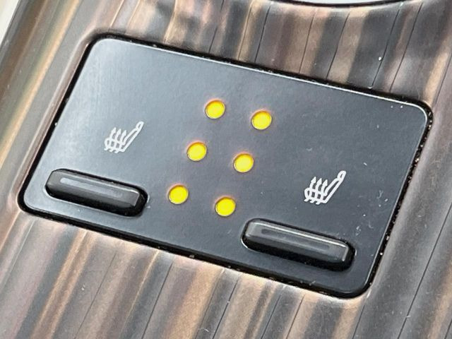 【シートヒーター】寒い日に重宝するシートヒーター!エアコンより早く温まってくれるので寒がりの人も安心ですね♪エアコンの温風は乾燥するから苦手、という方にもをおすすめです。