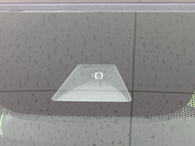 【ホンダセンシング】走行中に前方の車両等を認識し、衝突しそうな時は警報とブレーキで衝突回避と被害軽減をアシスト。より安全にドライブをお楽しみいただけます。