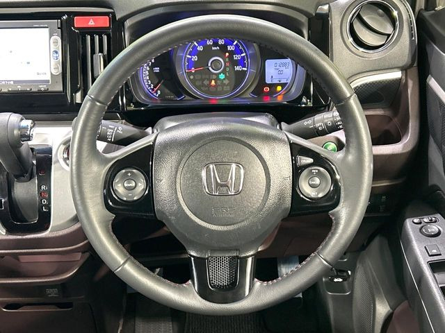 【純正革巻きステアリング】上質な革を使用することで、手にしっかり馴染みとても運転しやすいハンドルです♪