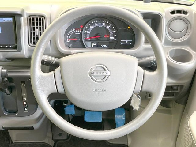 �C���e���A�ɍ��킹���f�U�C���̃X�e�A�����O�́A�^�]�������̂��Ƃ��l���A�^�]���₷���`��A�傫���ł��B�����x�A���ۂɐG���Ă��m���߂��������B