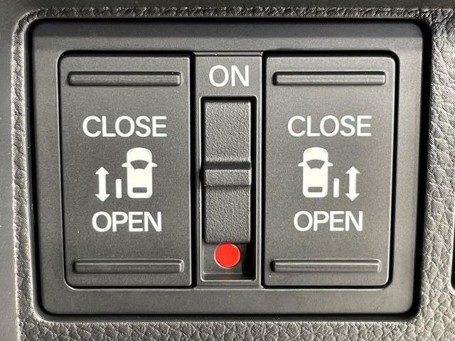 【両側パワースライドドア】スマートキーや運転席のスイッチで後席両側スライドドアの開閉が可能♪電動だから力を入れてドアを開ける必要が無く、小さなお子様でも簡単に開け閉めでき快適です♪