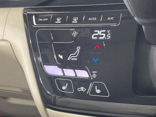 【オートエアコン】一度お好みの温度に設定すれば、車内の温度を検知し風量や温度を自動で調整。暑い&hellip;寒い&hellip;と何度もスイッチ操作をする必要はありません。快適な車内空間には必須の機能ですね♪