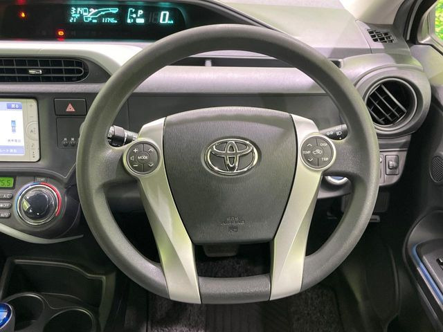 �C���e���A�ɍ��킹���f�U�C���̃X�e�A�����O�́A�^�]�������̂��Ƃ��l���A�^�]���₷���`��A�傫���ł��B�����x�A���ۂɐG���Ă��m���߂��������B