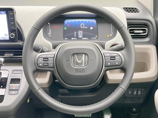 【純正革巻きステアリング】上質な革を使用することで、手にしっかり馴染みとても運転しやすいハンドルです♪