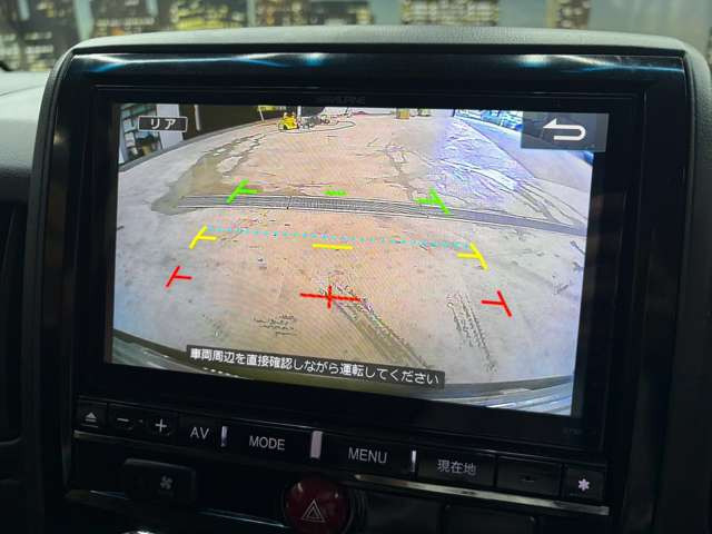 【バックカメラ】運転席から画面上で安全確認ができます。駐車が苦手な方にもオススメな便利機能です。