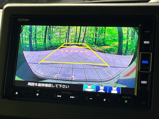 【バックカメラ】駐車時に後方がリアルタイム映像で確認できます。大型商業施設や立体駐車場での駐車時や、夜間のバック時に大活躍!運転スキルに関わらず、今や必須となった装備のひとつです!